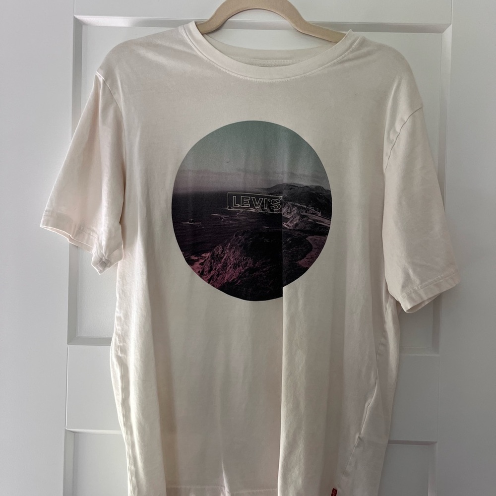 Levi's Coastal Graphic Tee in Cream